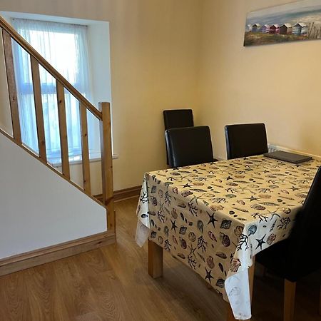 A Family Cottage In Тенби Экстерьер фото